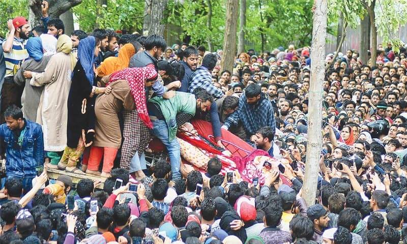 بھارتی مظالم نے کشمیر میں تعلیم یافتہ افراد کو ہتھیار اٹھانے پر مجبور کر دیا، رپورٹ