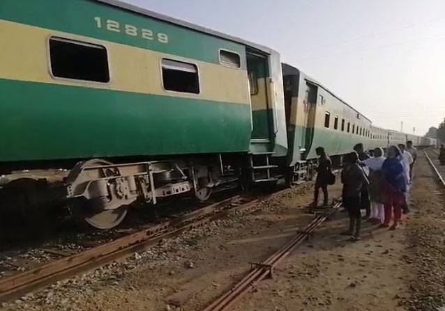 Kotri: Allama Iqbal Express derailed, 3 bogies derailed