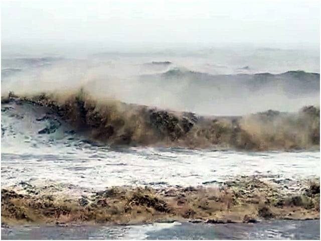 سمندری طوفان سے نمٹنے کیلئے فوج کے تازہ دم دستے  تعینات