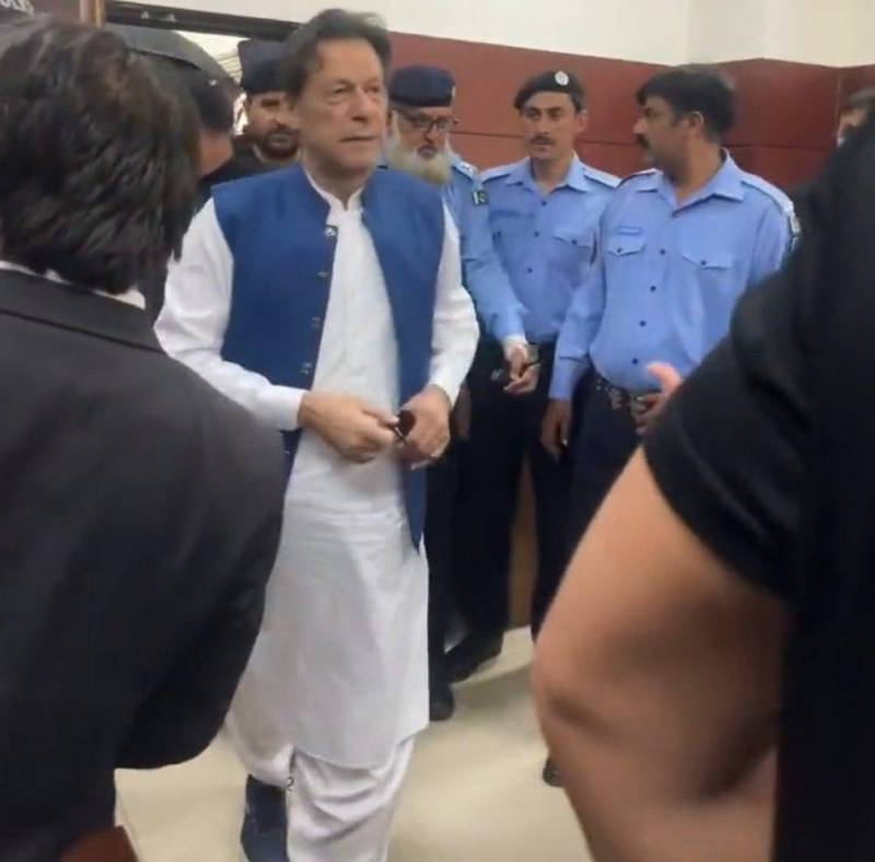 عمران خان نے گرفتاری کے وقت نیلے رنگ کا ٹریک سوٹ پہنا تھا، کپڑے بدلنے کی اجازت مانگی ،پولیس نے انکار کردیا