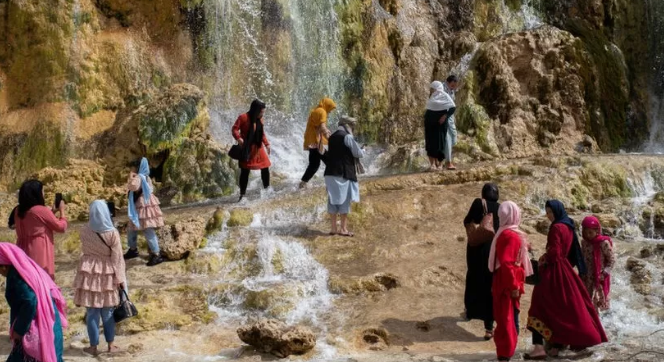 سکول اور کام کے بعد افغانستان میں خواتین کے مشہور سیاحتی مقام کےپارک داخلے پرپابندی عائد