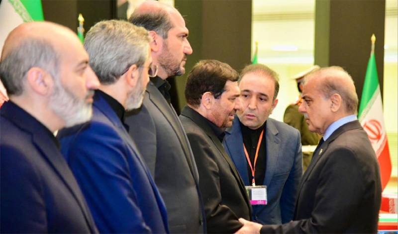 وزیرِ اعظم شہباز شریف کی مرحوم ایرانی صدر کی تعزیتی تقریب میں عالمی رہنماؤں سے ملاقاتیں