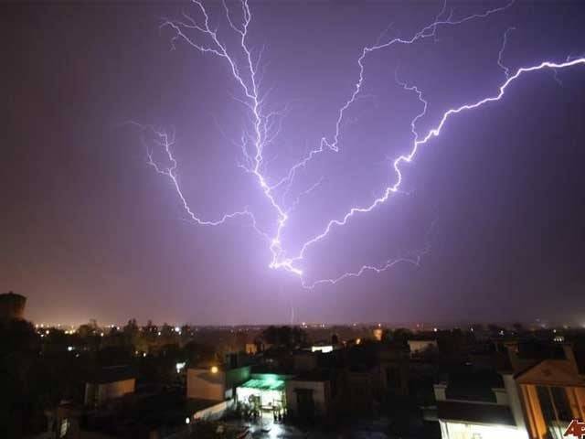 گزشتہ شب آندھی طوفان اور آسمانی بجلی گرنے سے 6 شہری جانبحق