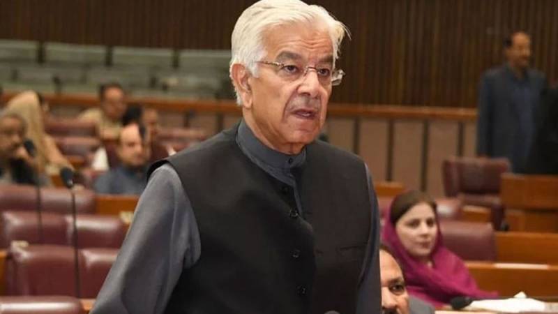 اپروچ کا اختلاف ہوسکتا ہے لیکن پیپلز پارٹی ہمارے ساتھ ہی ہے، ہمیں اتحادیوں سے بات کرکے پی ٹی آئی پر پابندی کا اعلان کرنا چاہئے تھا: خواجہ آصف