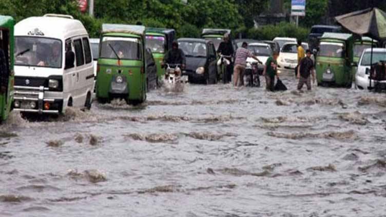 لاہور میں صبح سویرے موسلادھار بارش سے موسم خوشگوار، نشیبی علاقے زیر آب