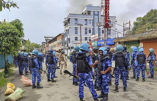 منی پور میں حالات کشیدہ ، پولیس سٹیشنوں پر حملے سے خانہ جنگی کی صورتحال ، انٹرنیٹ  سروس بھی بند