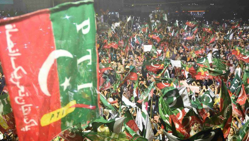 پی ٹی آئی احتجاج: گرفتاریوں کا سلسلہ جاری ، انٹرنیٹ سروس معطل ، اہم شاہراہیں بند ، اسلام آباد جانیوالےراستے سیل 