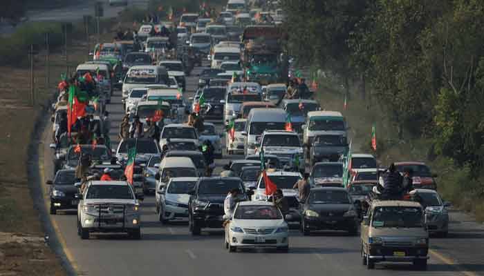 پی ٹی آئی کا احتجاج: اسلام آباد کی جانب قافلہ رواں دواں 